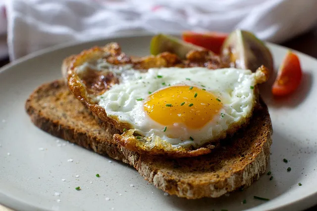 Œufs au plat sur toast