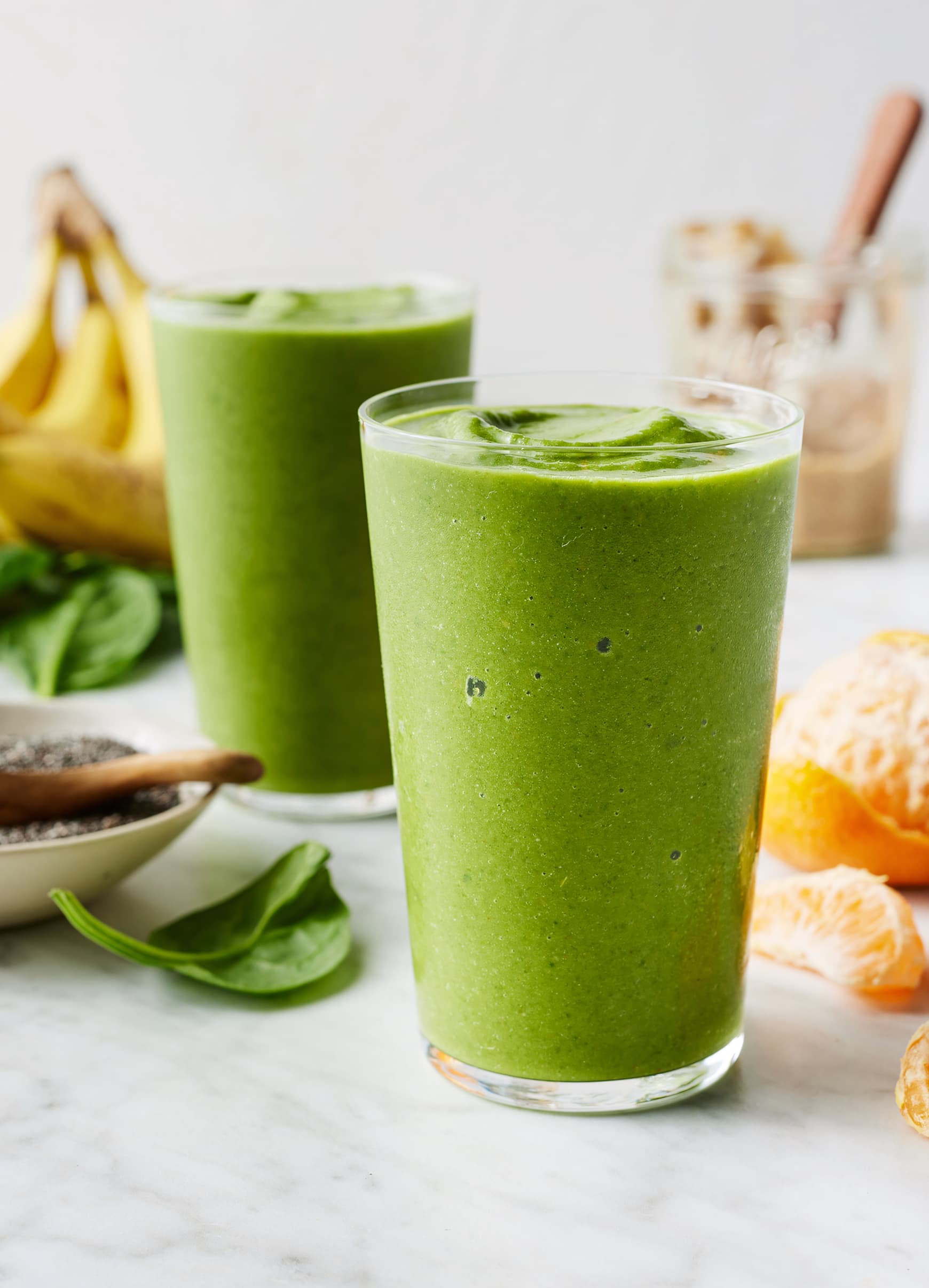 Smoothie épinards, banane et fruits rouges