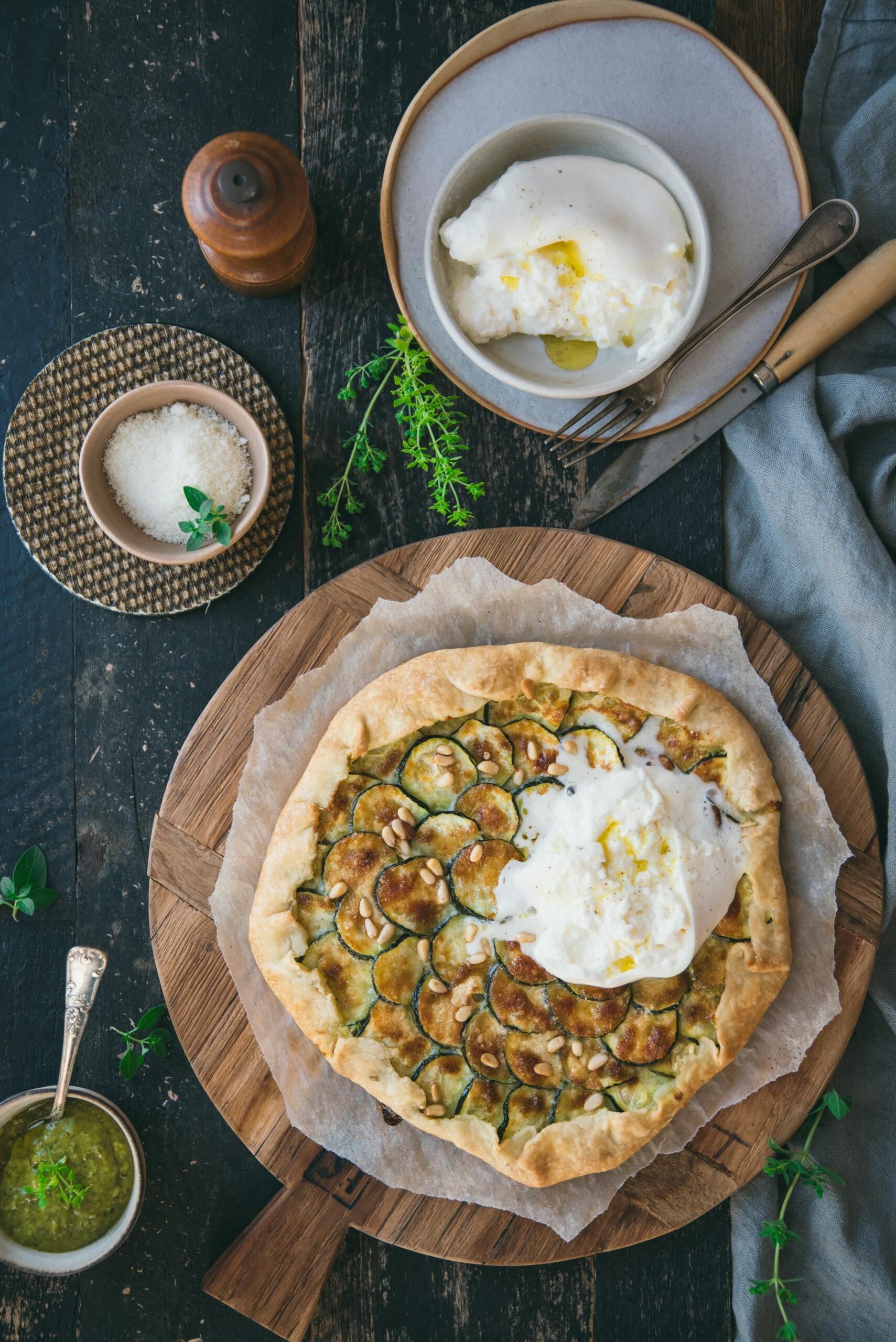 Tarte rustique courgettes, pesto et burrata