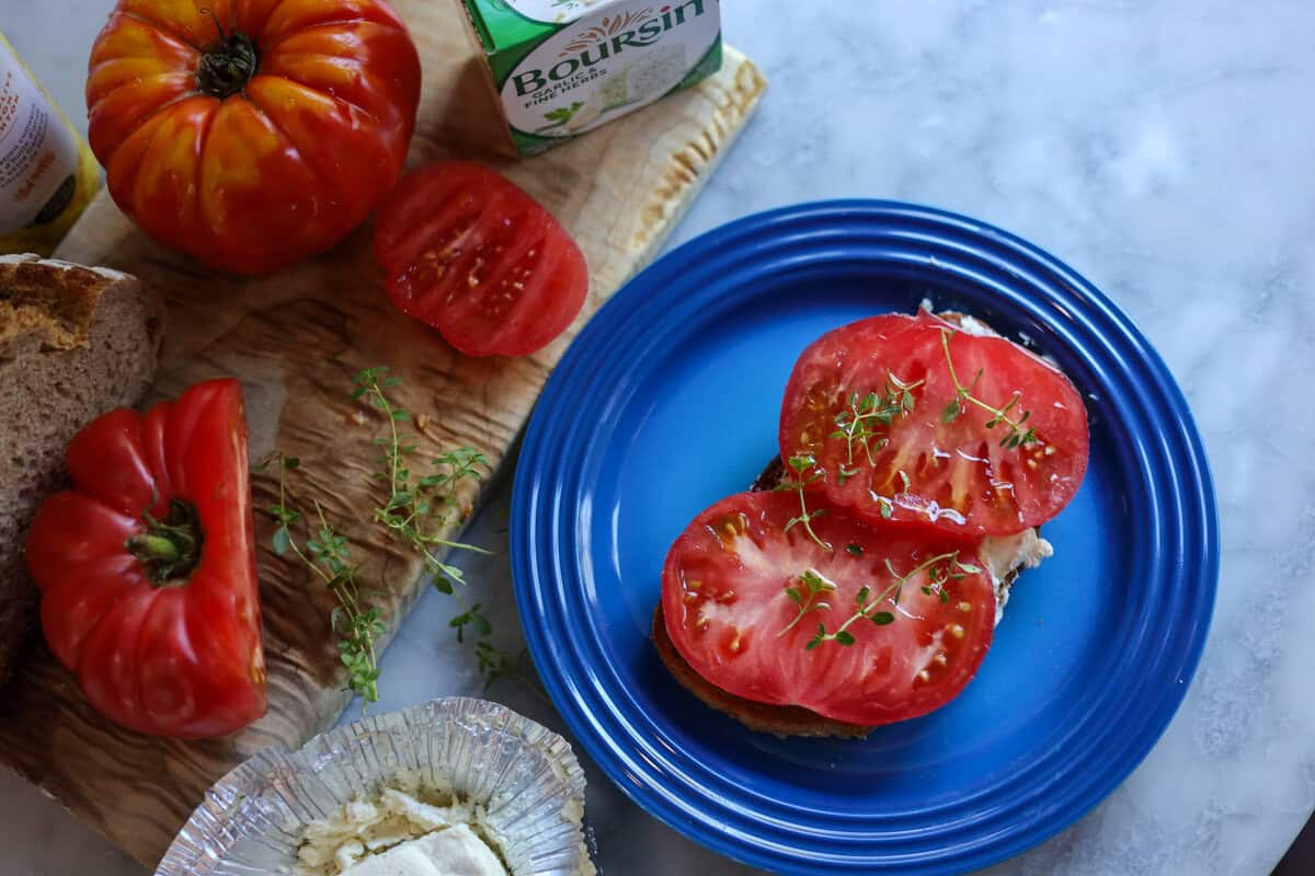 Tartine tomate, jambon serrano et mozzarella